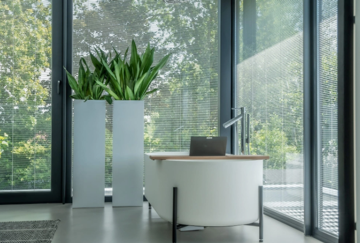 PVC ramen met geïntegreerde rolluiken als compacte zonwering oplossing